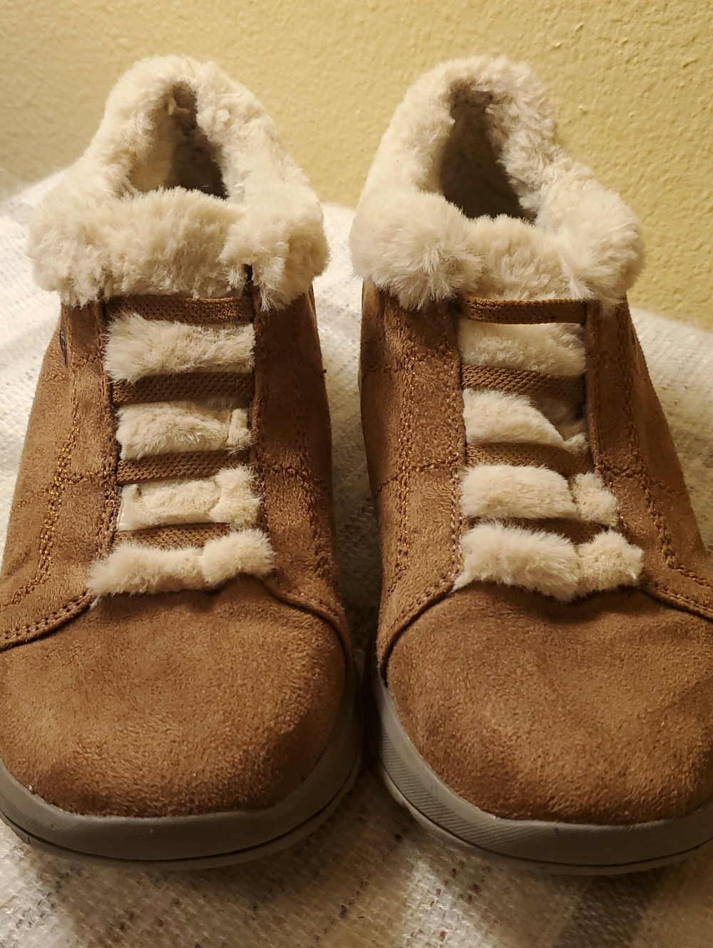 Bzees Tan Suede Slip-Ons w Faux-Shearling Trim Sz 8